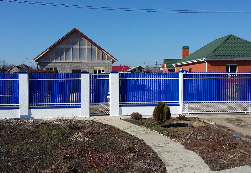 Забор из металлоштакетника синего с белыми столбами в Костанае фото 2