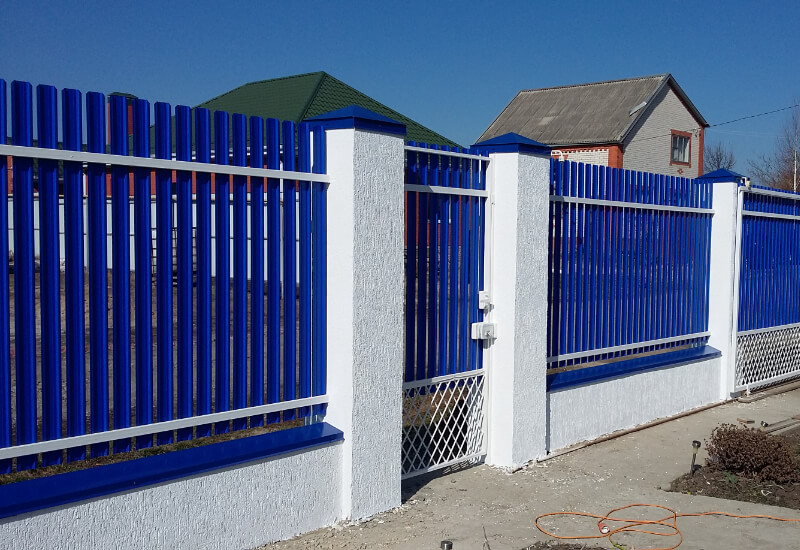 Забор из штакетника цвет RAL5002 синий двусторонний в Костанае фото 3