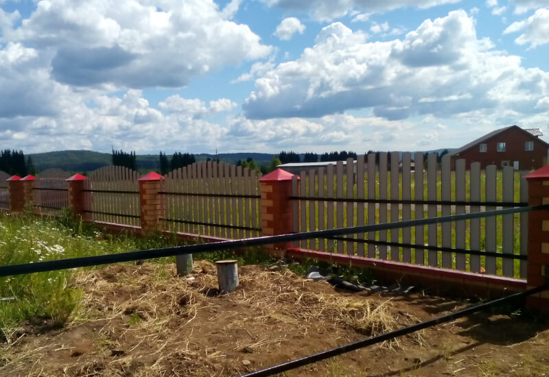 Забор из евроштакетника RAL3003 рубин, секция горкой в Костанае фото 1