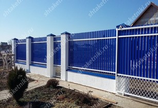 Фото забора из синего штакетника в Костанае